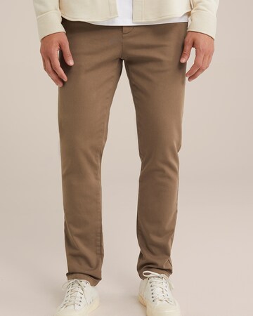 WE Fashion Slim fit Chino trousers in Brown: front
