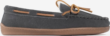 Minnetonka Moccasin 'Pileline' in Grey