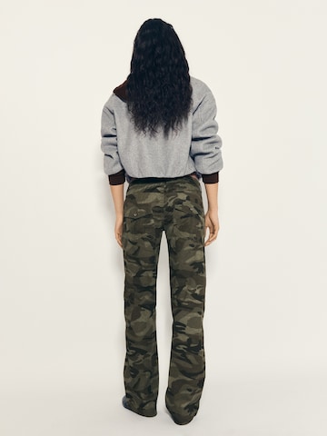 Regular Pantalon cargo Bershka en vert : derrière