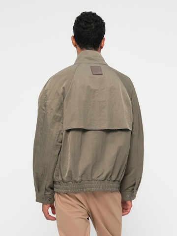 pilka Calvin Klein Demisezoninė striukė: galas