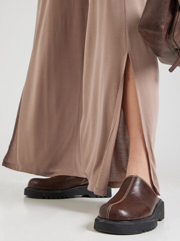 ABOUT YOU Wide leg Byxa 'Caro' i brun