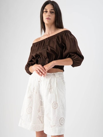 MND Blus 'Brownie' i brun: framsida