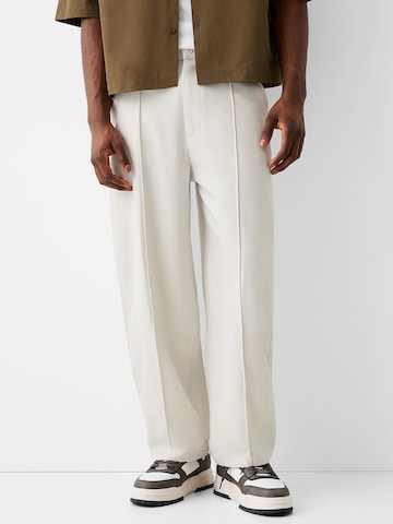 Bershka Loose fit Trousers in Beige: front