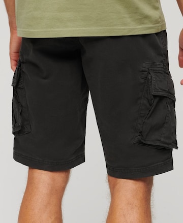 Superdry Regular Shorts in Grün