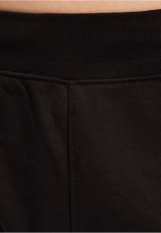 DEF Tapered Hose 'BEK x DEF Cherry' in Schwarz