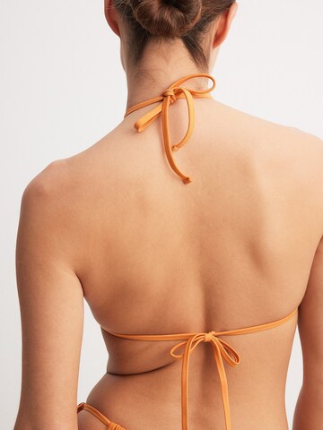 NA-KD Triangel Bikinitop in Orange