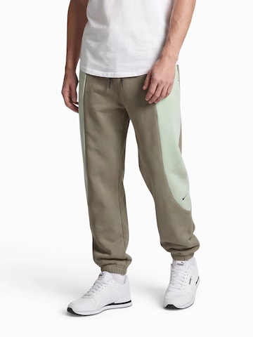 Nike Sportswear Дънки Tapered Leg Панталон 'TECH FLC PRO' в зелено: отпред