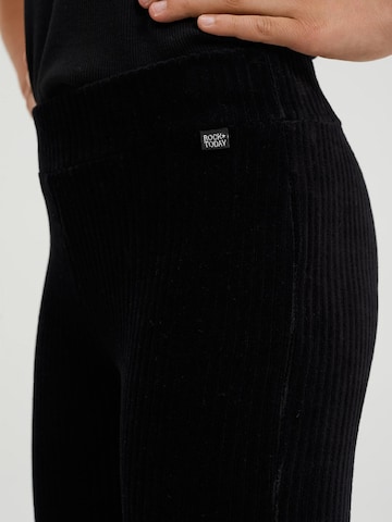 Evazați Pantaloni de la WE Fashion pe negru