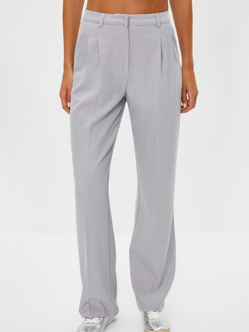 regular Pantaloni con pieghe di Trendyol in grigio