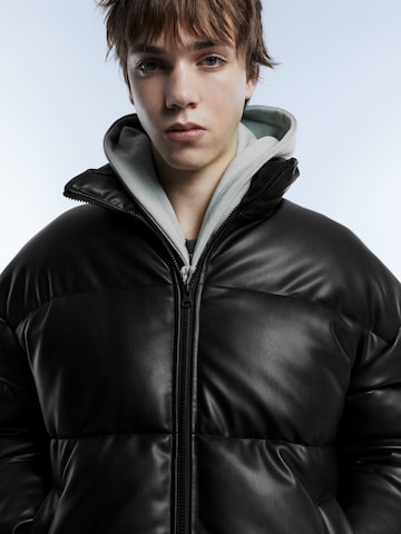 Pull&Bear Zimska jakna | črna barva