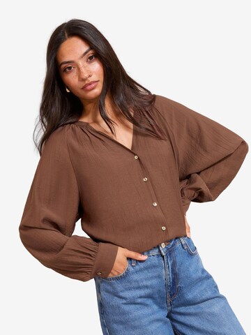 Friends Like These - Blusa em castanho: frente