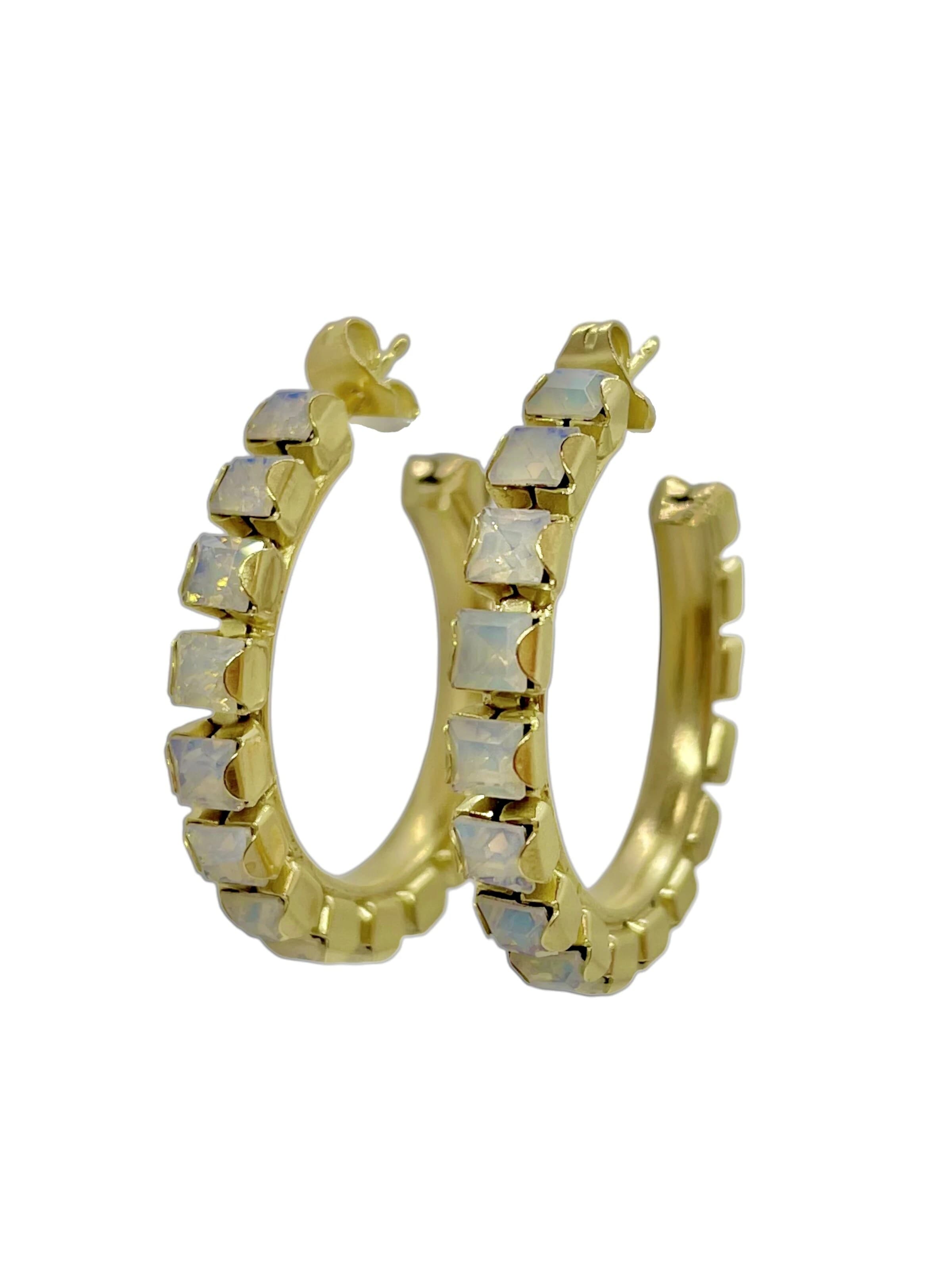 Gloria Mago - Pendientes 'Gold hoop earring with 4x4 crystal Sw White opal' en oro: frente