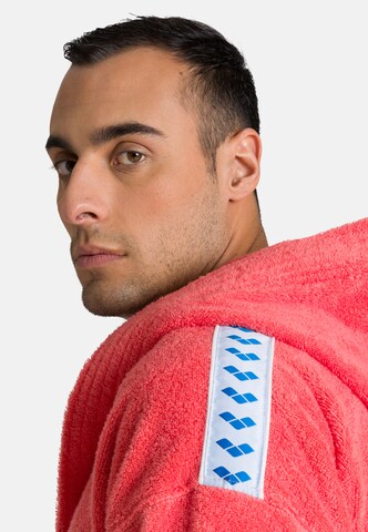 Accappatoio corto 'CORE SOFT ROBE' di ARENA in rosa