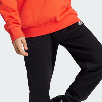 ADIDAS SPORTSWEAR Trainingsanzug 'Essentials' in Rot