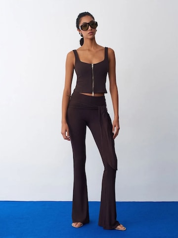 Dilvin Flared Pants in Brown: front