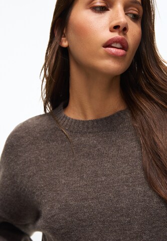 Bershka Pullover in Braun