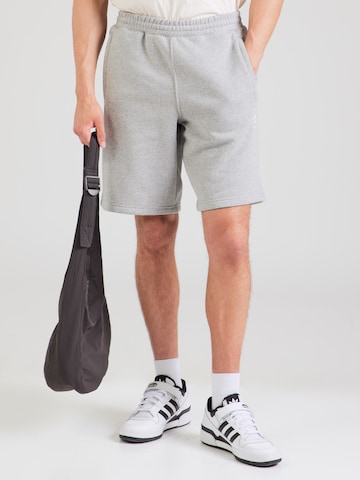 ADIDAS ORIGINALS Обычный Штаны 'Trefoil Essentials' в Серый: спереди