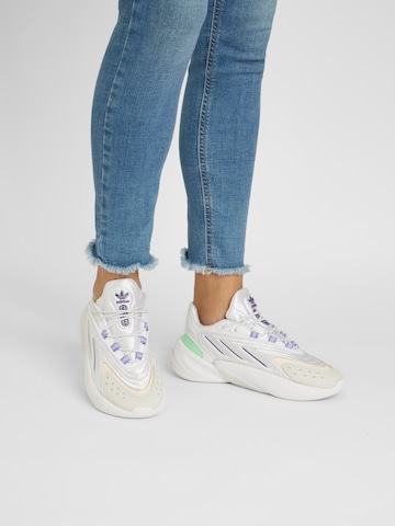 Baskets basses 'OZELIA' ADIDAS ORIGINALS en blanc : devant