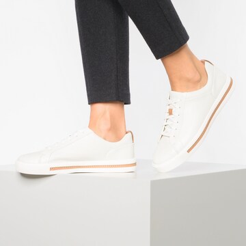 Sneaker low 'Maui' de la CLARKS pe alb