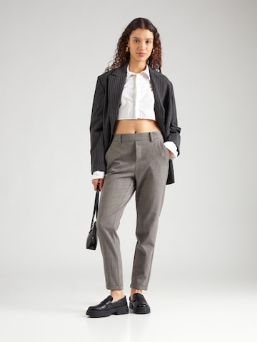 VERO MODA Tapered Παντελόνι τσίνο σε μαύρο