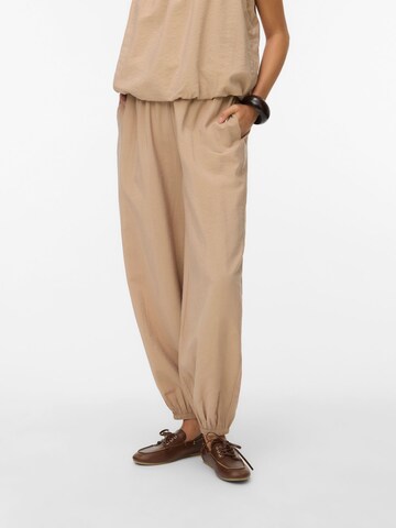 Effilé Pantalon 'VMBlaire' VERO MODA en marron : devant