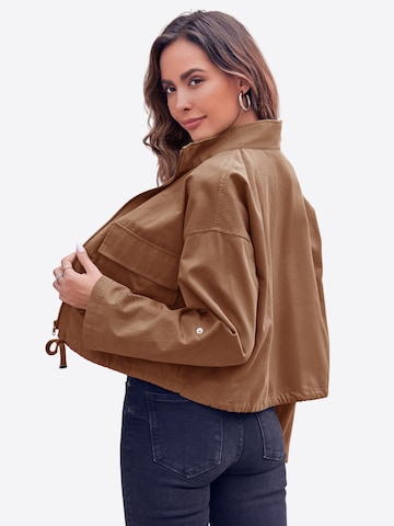 brūns Imily Bela Starpsezonu jaka: no aizmugures