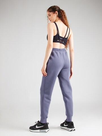 Nike Sportswear - Tapered Pantalón 'TCH FLC' en lila