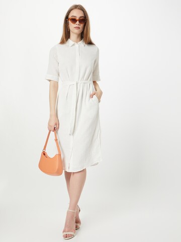 PIECES - Vestido camisero 'Stina' en blanco