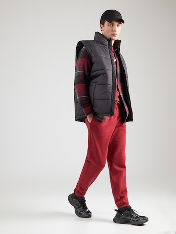 Effilé Pantalon 'CLUB' Nike Sportswear en rouge