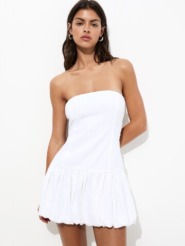 Abito estivo di Pull&Bear in bianco
