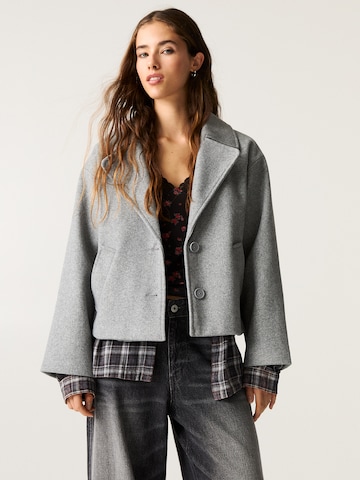 Geacă de primăvară-toamnă de la Pull&Bear pe gri: față