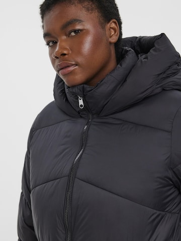 Vero Moda Curve Płaszcz zimowy 'Uppsala´' w kolorze czarny