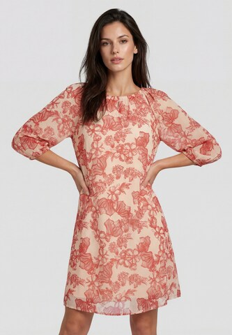 Usha - Vestido en rojo: frente