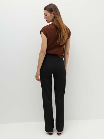 Regular Pantalon à plis Marks & Spencer en noir : devant