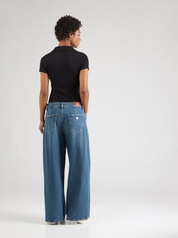 GUESS JEANS Zvonové kalhoty Džíny se sklady v pase – modrá