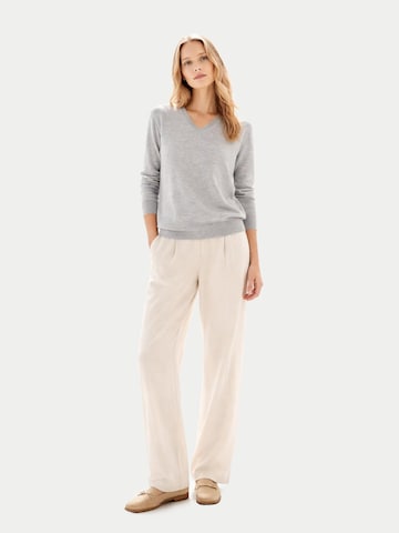 GOBI Cashmere - Jersey 'Women's Timeless Cashmere V-Neck Sweater' en gris