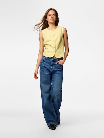 Gilet 'PCKAMIL' PIECES en jaune
