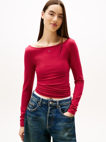 Tricou de la Tommy Jeans pe roșu: față