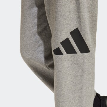 ADIDAS SPORTSWEAR - Fato de treino 'Essentials' em cinzento