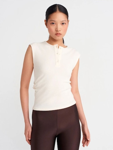 Dilvin - Blusa em branco: frente