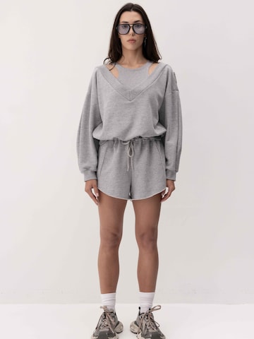 Sweat-shirt 'VALLURE' FEMSSY en gris
