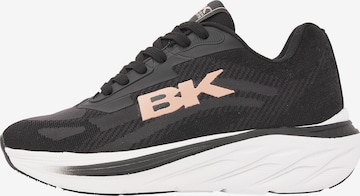 BRITISH KNIGHTS Sneaker 'SURGE' in Schwarz: Vorderseite