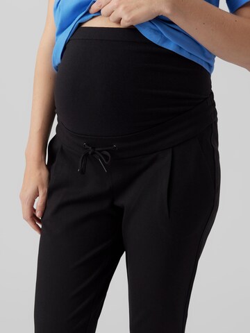 Vero Moda Maternity Slimfit Kalhoty se sklady v pase 'MEVA' – černá