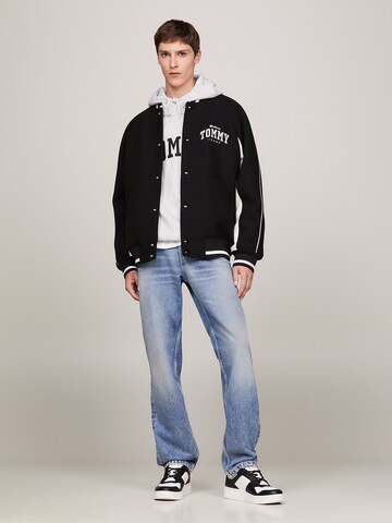 Tommy Jeans - Chaqueta de entretiempo 'Varsity' en negro