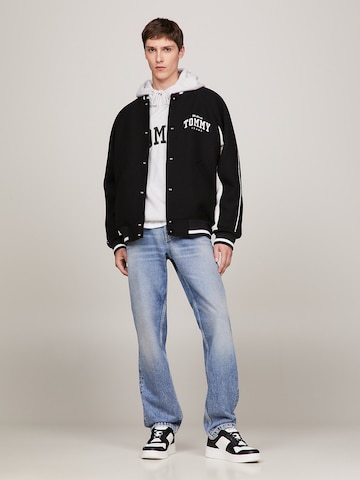 Tommy Jeans Prehodna jakna 'Varsity' | črna barva