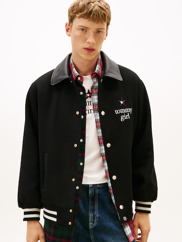 Tommy Jeans Демисезонная куртка в Черный