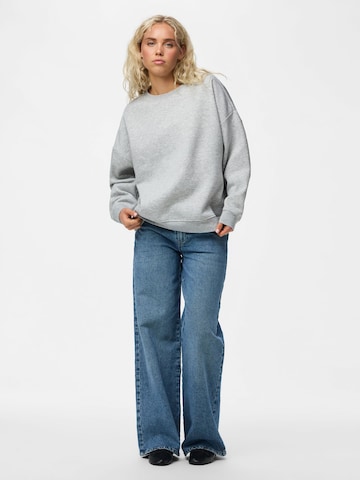Sweat-shirt 'PCChilli' PIECES en gris
