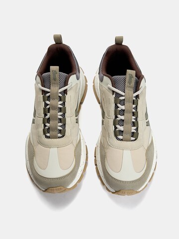 Sneaker low de la Pull&Bear pe bej