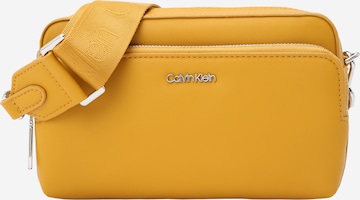 Calvin Klein - Bolso de hombro en amarillo: frente