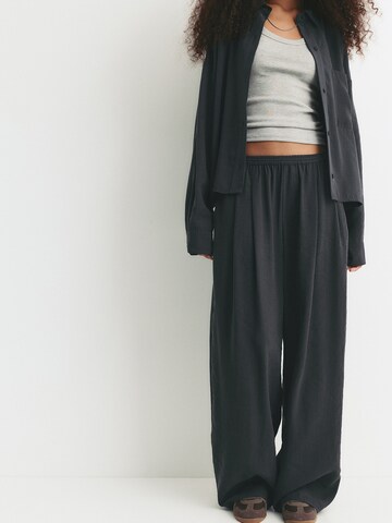Pull&Bear Wide Leg Housut värissä harmaa: etupuoli